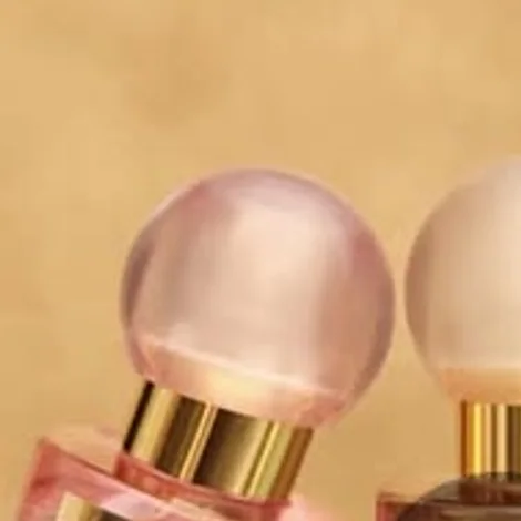 Perfumes e produtos Aura divulgados pela Casa da Manicure.
