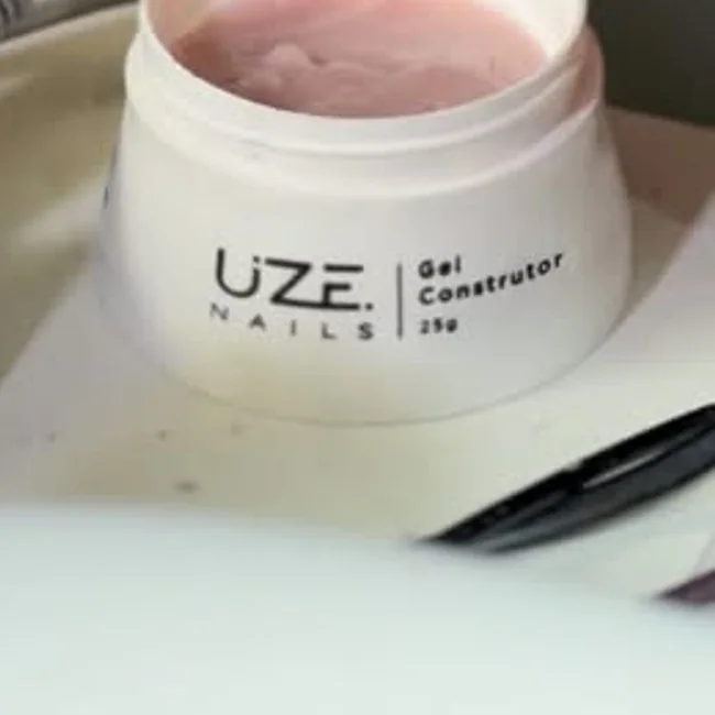 Gel construtor e produtos para unhas da Casa da Manicure.