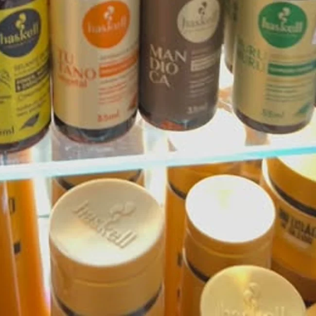 Produtos para cabelo nas prateleiras da Casa da Manicure.