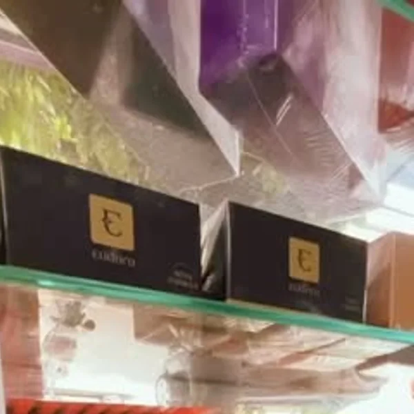 Perfumes nas prateleiras da Casa da Manicure.