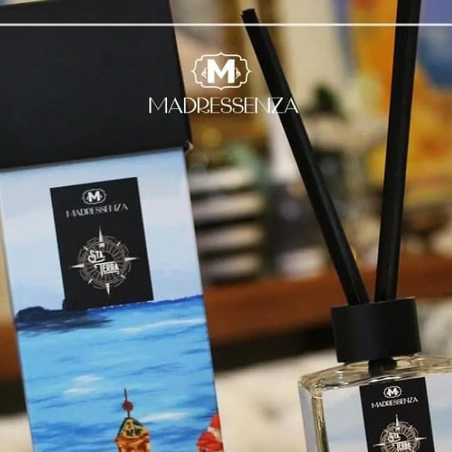Difusor e produto de perfumaria publicado pela Casa da Manicure.
